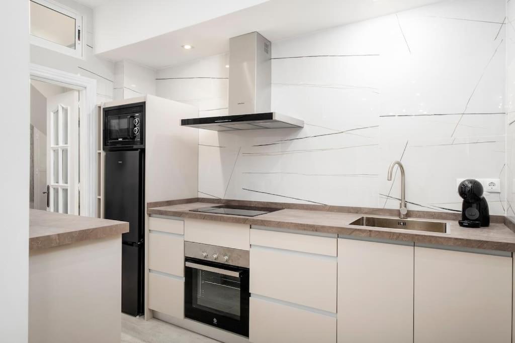 Newly Refurbished Modern 2-Bed Apartment In Heart Of Torremolinos Exterior foto